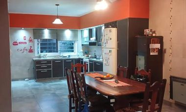 Casa en venta - 3 Dormitorios 3 Baños - Cocheras - 300Mts2 - Morón