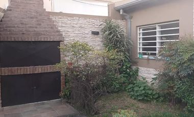 Casa en venta - 3 Dormitorios 3 Baños - Cocheras - 300Mts2 - Morón