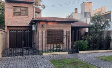 Casa en venta - 3 Dormitorios 3 Baños - Cocheras - 300Mts2 - Morón