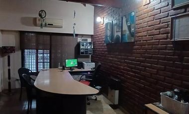 Casa en venta - 3 Dormitorios 3 Baños - Cocheras - 300Mts2 - Morón
