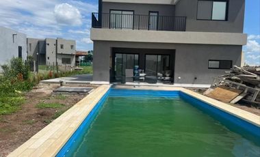 Casa en venta - 3 Dormitorios 3 Baños - Cochera - 158Mts2 - Escobar