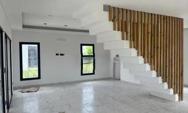 Casa en venta - 3 Dormitorios 3 Baños - Cochera - 158Mts2 - Escobar