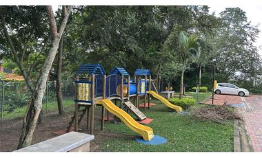 Hermosa casa de 102 M2 en 389 mill en La Mesa Cund, en conjunto
