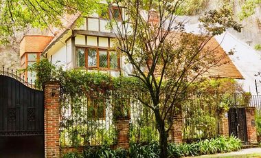 Se VENDE CASA estilo TUDOR en Bosques de las Lomas , Paseo de los Ahuehuetes, CDMX Miguel Hidalgo.