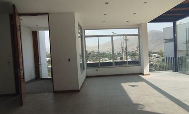 En Venta Exclusiva Casa de 3 Pisos en la Molina