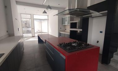 En Venta Exclusiva Casa de 3 Pisos en la Molina
