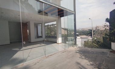 En Venta Exclusiva Casa de 3 Pisos en la Molina