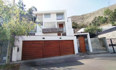 En Venta Exclusiva Casa de 3 Pisos en la Molina