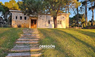 CASA EN VENTA EN BARRIO DEPORTIVA CON DOBLE TERRENO EN OPORTUNIDAD!
