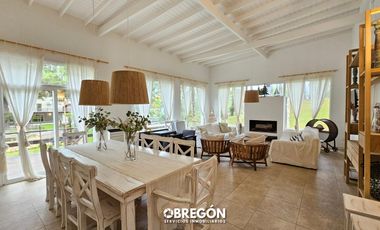 CASA EN VENTA EN BARRIO DEPORTIVA CON DOBLE TERRENO EN OPORTUNIDAD!