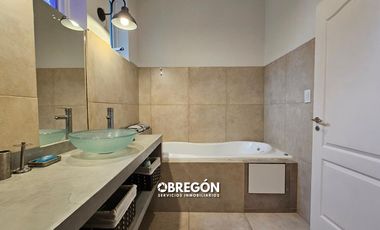CASA EN VENTA EN BARRIO DEPORTIVA CON DOBLE TERRENO EN OPORTUNIDAD!