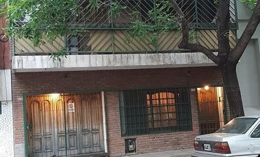 Casa en venta - 3 Dormitorios 3 Baños - Cocheras - Chacarita