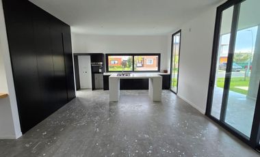 CASA DE 5 AMBIENTES A ESTRENAR CON JARDIN Y PILETA EN BARRIO ARAUCARIAS, PUERTOS DEL LAGO, ESCOBAR. ALQUILER