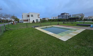 CASA DE 5 AMBIENTES A ESTRENAR CON JARDIN Y PILETA EN BARRIO ARAUCARIAS, PUERTOS DEL LAGO, ESCOBAR. ALQUILER