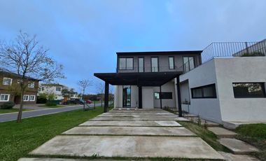 CASA DE 5 AMBIENTES A ESTRENAR CON JARDIN Y PILETA EN BARRIO ARAUCARIAS, PUERTOS DEL LAGO, ESCOBAR. ALQUILER