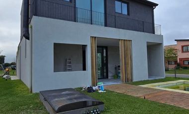 CASA DE 5 AMBIENTES A ESTRENAR CON JARDIN Y PILETA EN BARRIO ARAUCARIAS, PUERTOS DEL LAGO, ESCOBAR. ALQUILER