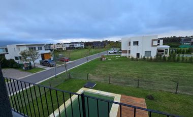 CASA DE 5 AMBIENTES A ESTRENAR CON JARDIN Y PILETA EN BARRIO ARAUCARIAS, PUERTOS DEL LAGO, ESCOBAR. ALQUILER