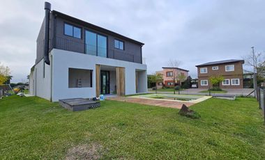 CASA DE 5 AMBIENTES A ESTRENAR CON JARDIN Y PILETA EN BARRIO ARAUCARIAS, PUERTOS DEL LAGO, ESCOBAR. ALQUILER