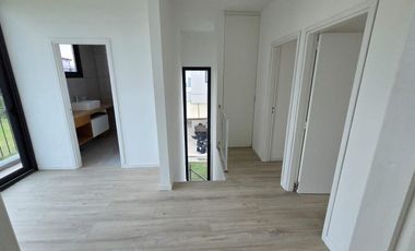 CASA DE 5 AMBIENTES A ESTRENAR CON JARDIN Y PILETA EN BARRIO ARAUCARIAS, PUERTOS DEL LAGO, ESCOBAR. ALQUILER