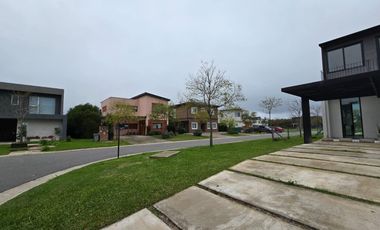 CASA DE 5 AMBIENTES A ESTRENAR CON JARDIN Y PILETA EN BARRIO ARAUCARIAS, PUERTOS DEL LAGO, ESCOBAR. ALQUILER