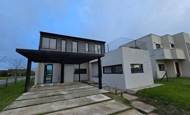 CASA DE 5 AMBIENTES A ESTRENAR CON JARDIN Y PILETA EN BARRIO ARAUCARIAS, PUERTOS DEL LAGO, ESCOBAR. ALQUILER