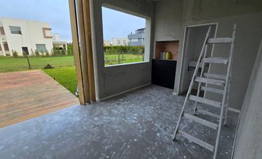CASA DE 5 AMBIENTES A ESTRENAR CON JARDIN Y PILETA EN BARRIO ARAUCARIAS, PUERTOS DEL LAGO, ESCOBAR. ALQUILER