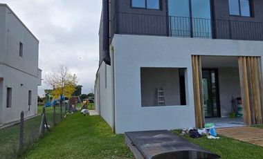 CASA DE 5 AMBIENTES A ESTRENAR CON JARDIN Y PILETA EN BARRIO ARAUCARIAS, PUERTOS DEL LAGO, ESCOBAR. ALQUILER