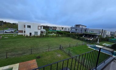 CASA DE 5 AMBIENTES A ESTRENAR CON JARDIN Y PILETA EN BARRIO ARAUCARIAS, PUERTOS DEL LAGO, ESCOBAR. ALQUILER