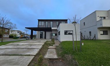 CASA DE 5 AMBIENTES A ESTRENAR CON JARDIN Y PILETA EN BARRIO ARAUCARIAS, PUERTOS DEL LAGO, ESCOBAR. ALQUILER