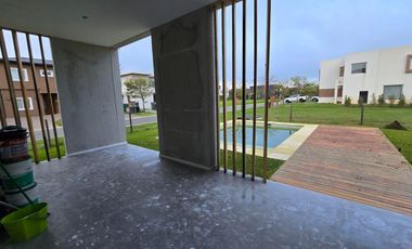 CASA DE 5 AMBIENTES A ESTRENAR CON JARDIN Y PILETA EN BARRIO ARAUCARIAS, PUERTOS DEL LAGO, ESCOBAR. ALQUILER