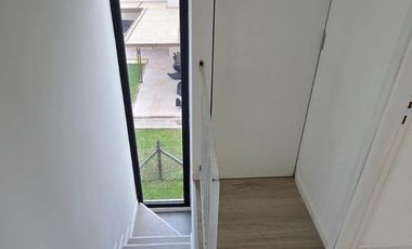 CASA DE 5 AMBIENTES A ESTRENAR CON JARDIN Y PILETA EN BARRIO ARAUCARIAS, PUERTOS DEL LAGO, ESCOBAR. ALQUILER