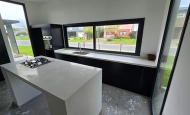 CASA DE 5 AMBIENTES A ESTRENAR CON JARDIN Y PILETA EN BARRIO ARAUCARIAS, PUERTOS DEL LAGO, ESCOBAR. ALQUILER