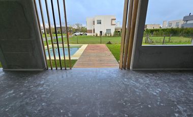 CASA DE 5 AMBIENTES A ESTRENAR CON JARDIN Y PILETA EN BARRIO ARAUCARIAS, PUERTOS DEL LAGO, ESCOBAR. ALQUILER