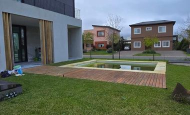 CASA DE 5 AMBIENTES A ESTRENAR CON JARDIN Y PILETA EN BARRIO ARAUCARIAS, PUERTOS DEL LAGO, ESCOBAR. ALQUILER