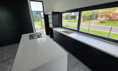 CASA DE 5 AMBIENTES A ESTRENAR CON JARDIN Y PILETA EN BARRIO ARAUCARIAS, PUERTOS DEL LAGO, ESCOBAR. ALQUILER