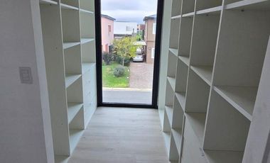 CASA DE 5 AMBIENTES A ESTRENAR CON JARDIN Y PILETA EN BARRIO ARAUCARIAS, PUERTOS DEL LAGO, ESCOBAR. ALQUILER
