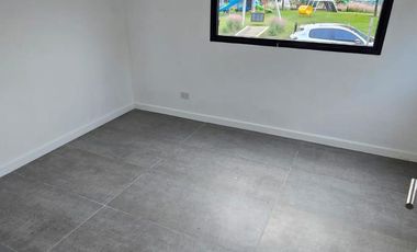 CASA DE 5 AMBIENTES A ESTRENAR CON JARDIN Y PILETA EN BARRIO ARAUCARIAS, PUERTOS DEL LAGO, ESCOBAR. ALQUILER