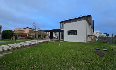 CASA DE 5 AMBIENTES A ESTRENAR CON JARDIN Y PILETA EN BARRIO ARAUCARIAS, PUERTOS DEL LAGO, ESCOBAR. ALQUILER