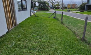 CASA DE 5 AMBIENTES A ESTRENAR CON JARDIN Y PILETA EN BARRIO ARAUCARIAS, PUERTOS DEL LAGO, ESCOBAR. ALQUILER