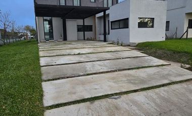 CASA DE 5 AMBIENTES A ESTRENAR CON JARDIN Y PILETA EN BARRIO ARAUCARIAS, PUERTOS DEL LAGO, ESCOBAR. ALQUILER