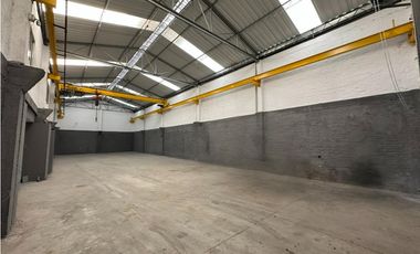 BODEGA SOBRE LA CALLE 25 CON PUENTE GRUA CENTRO DE CALI EL OBRERO