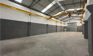 BODEGA SOBRE LA CALLE 25 CON PUENTE GRUA CENTRO DE CALI EL OBRERO