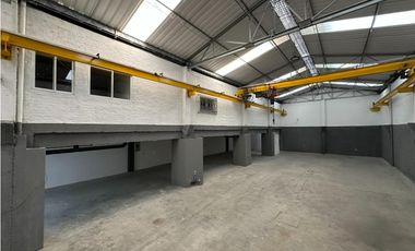 BODEGA SOBRE LA CALLE 25 CON PUENTE GRUA CENTRO DE CALI EL OBRERO