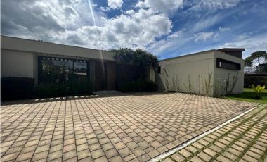 Venta de espectacular casa en parcelación cerrada en oriente