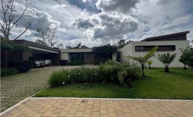 Venta de espectacular casa en parcelación cerrada en oriente