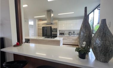 Venta de espectacular casa en parcelación cerrada en oriente