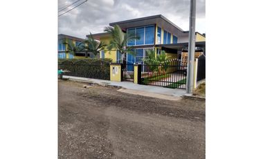 Se vende espectacular casa con piscina en conjunto cerrado