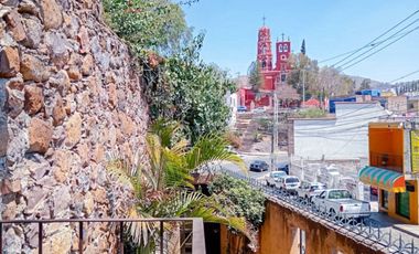 CASA ANTIGUA EN MARFIL CON INCREIBLE JARDIN