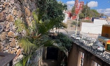 CASA ANTIGUA EN MARFIL CON INCREIBLE JARDIN