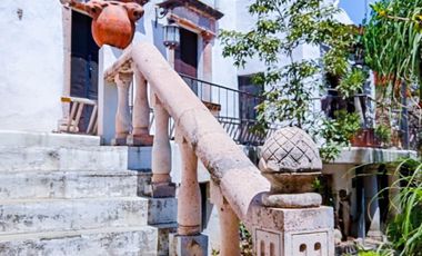 CASA ANTIGUA EN MARFIL CON INCREIBLE JARDIN
